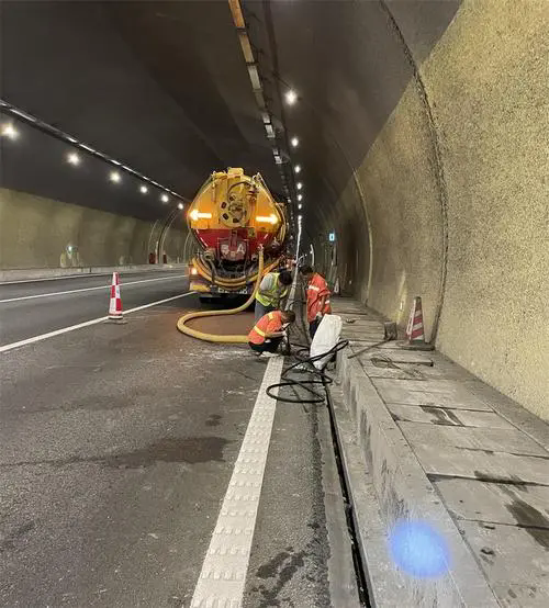 额敏隧道排水渠清淤